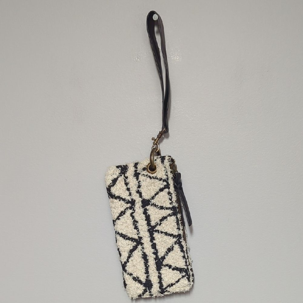 Universal Thread Black and Cream Wristlet